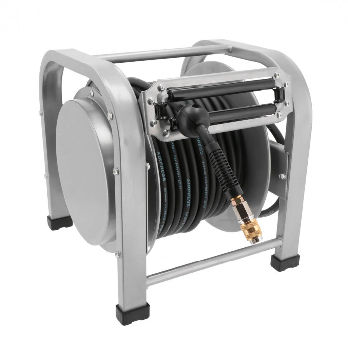 Safely roll up a hose with a professional hose reel